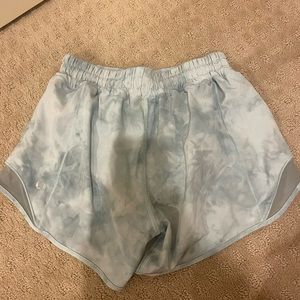 Lululemon Hotty-Hot Short 4” (blue tie-dye) size 4